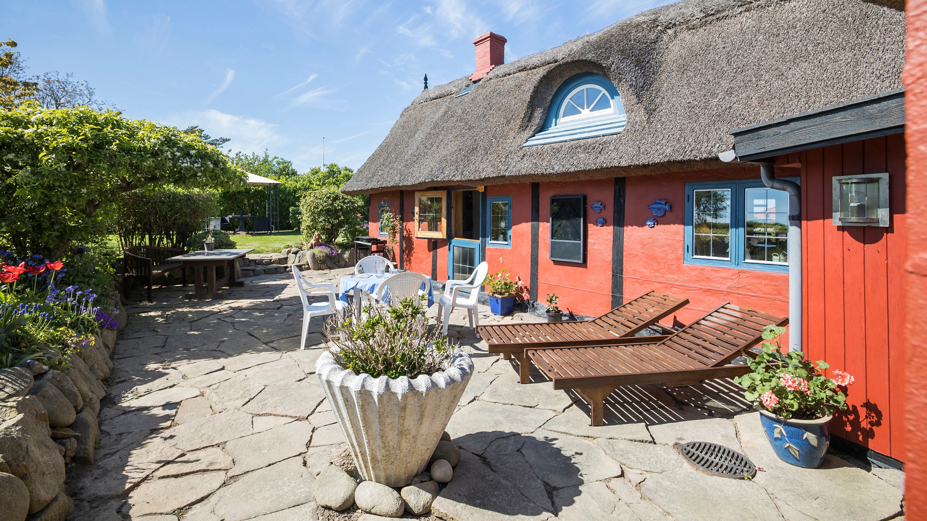 Terrasse ved stråtækt hus