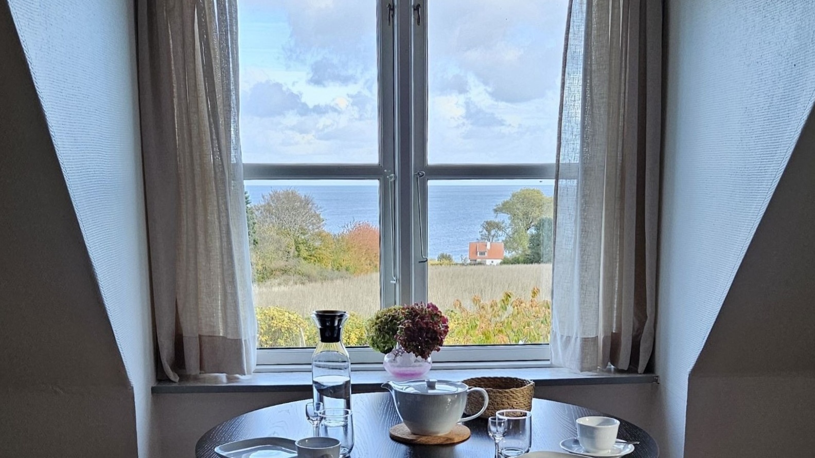 Tisch mit Meerblick