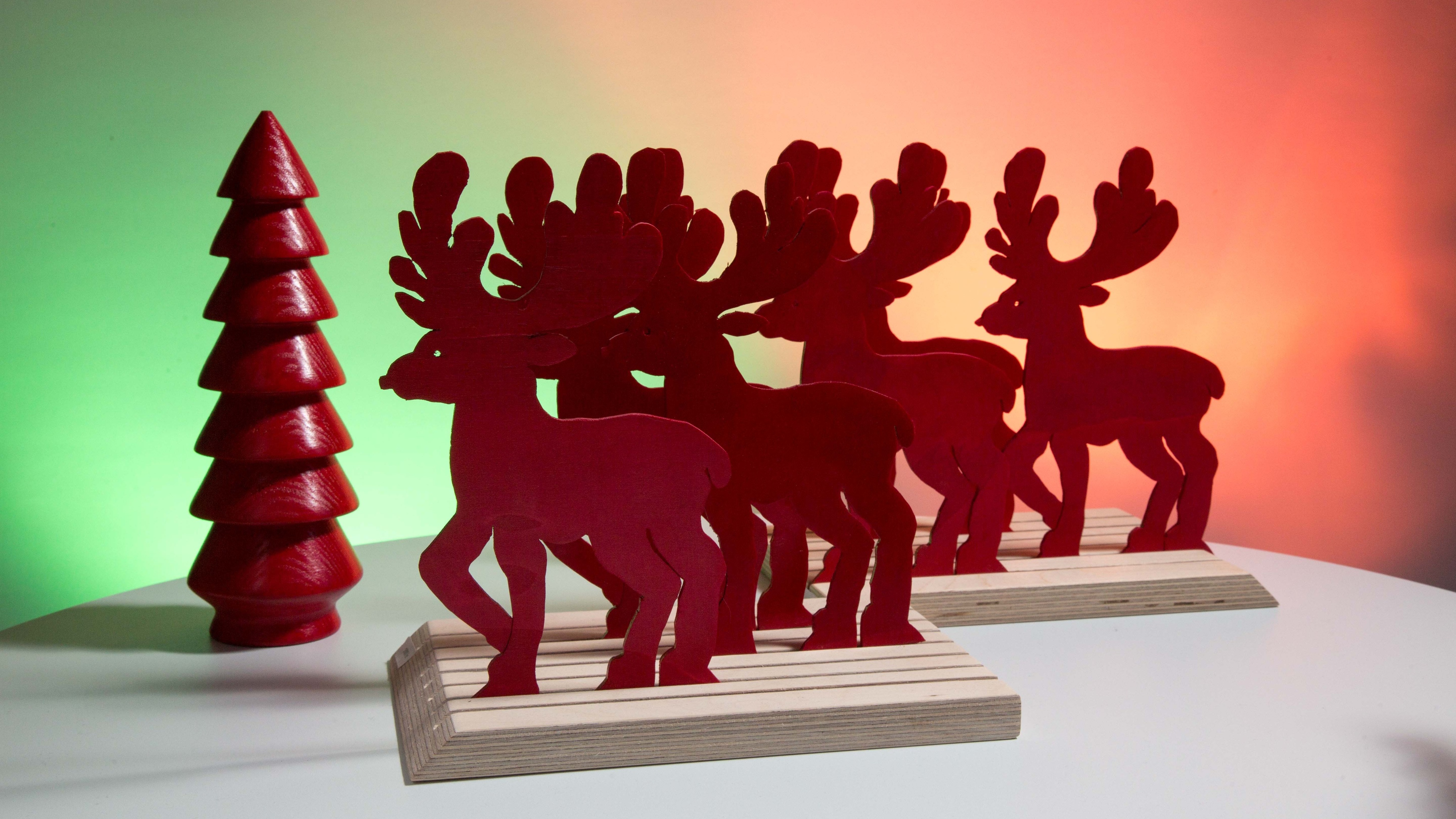 Rød julepynt i træ