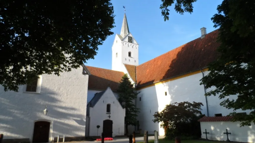 Dronninglund Kirke er en slotskirke, som ligger i tilknytning til Dronninglund Slot.