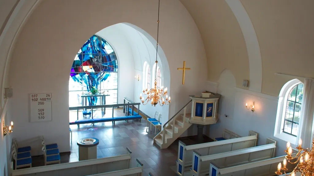 Hjallerup Kirke og den flotte mosaikvæg