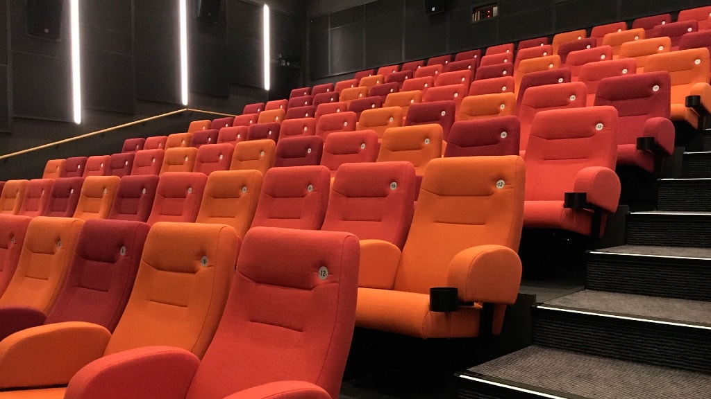 Biografsal i Biografen Kulturhuset Skanderborg med røde stole