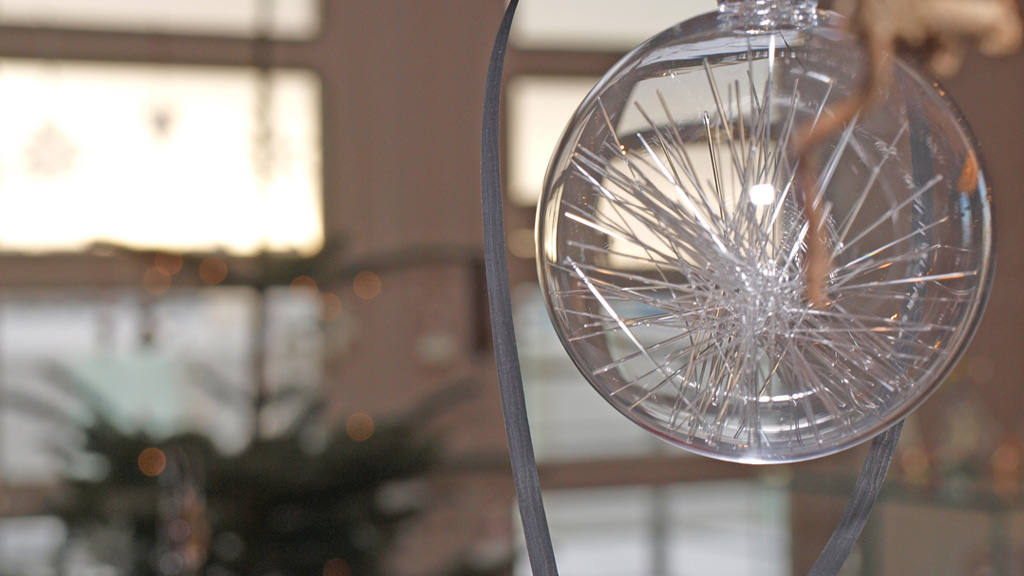 Julekugle i glas af Jeannet Iskandar