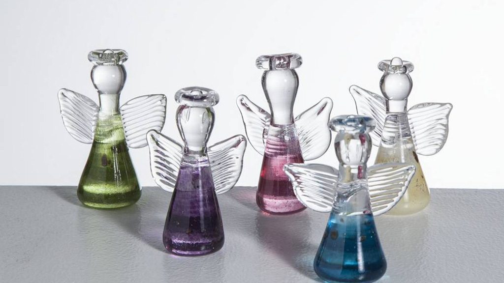 Juleengle i farver fra Glasmuseet Ebeltoft