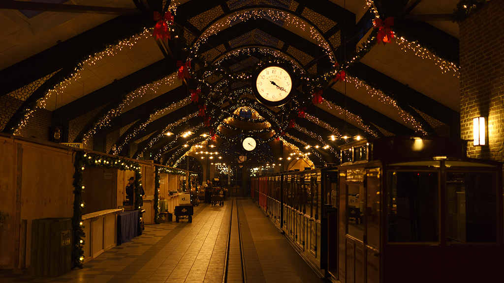 Centrastationen med julelys i Ree Park Safari