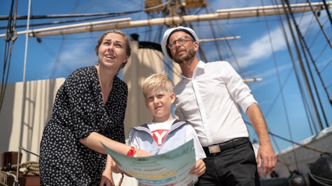 Сім'я на палубі фрегата Jylland з податковою карткою