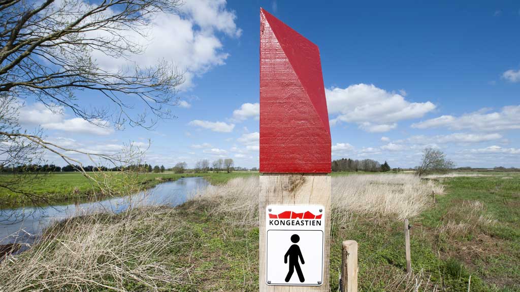Hinweisschild für den Wanderweg in Kongeåen