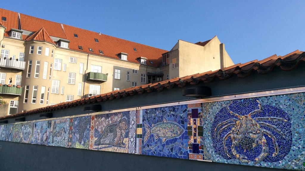 Wand mit Mosaikkunst in Esbjerg