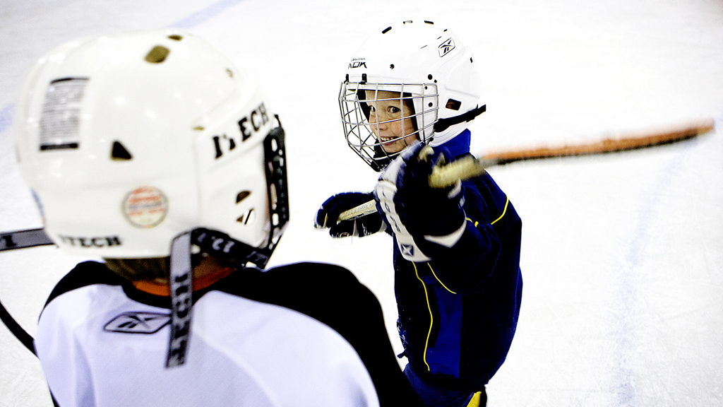 Jungen spielen Hockey in der Granly Hockey Arena in Esbjerg