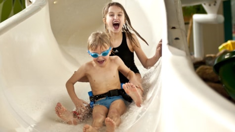 Zwei Kinder auf einer Rutsche im Schwimmstadion Dänemark in Esbjerg