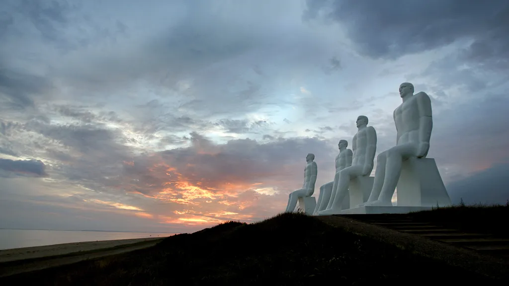 The sculpture Man Meets the Sea in the evening light