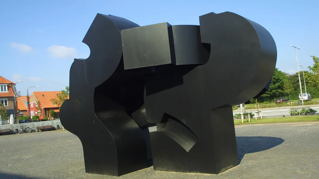 Skulptur foran Esbjerg Kommune "Stor Bølge"