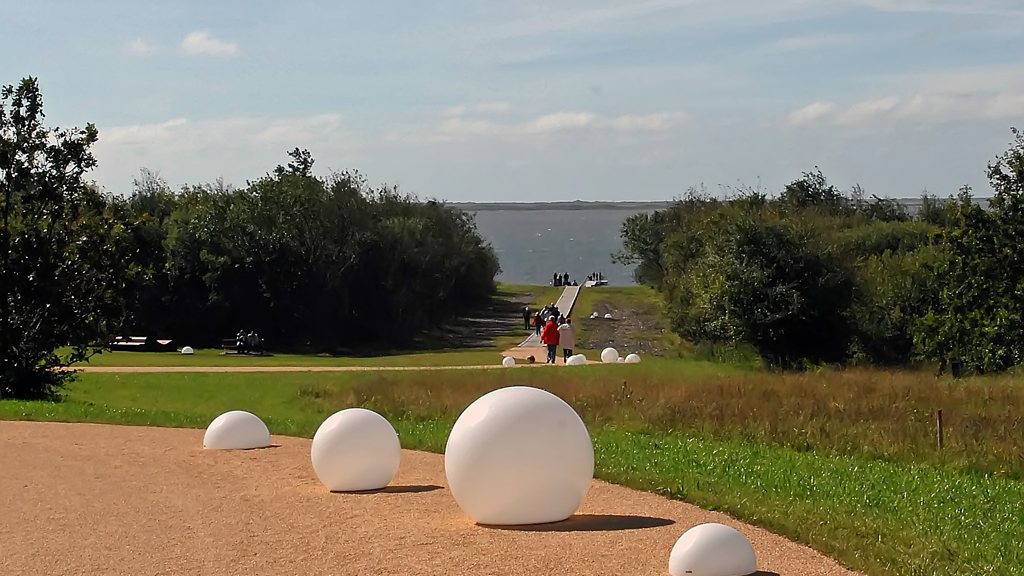Hjerting Strandpark | Path with light