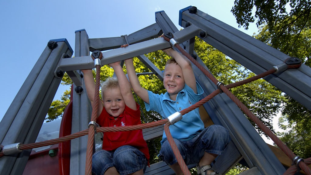 Kinder klettern im Spielturm
