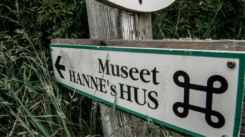 Sign to the museum Hannes Hus on Fanø | By the Wadden Sea