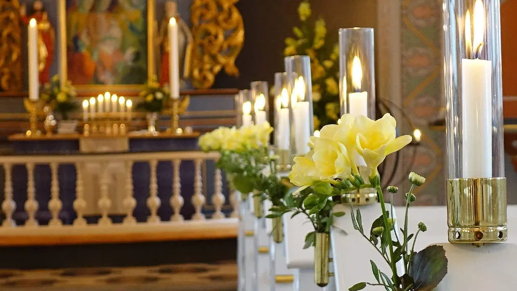 PåskeKoret m blomst - ERRITSØ Kirke - 1024 x 576 pixels