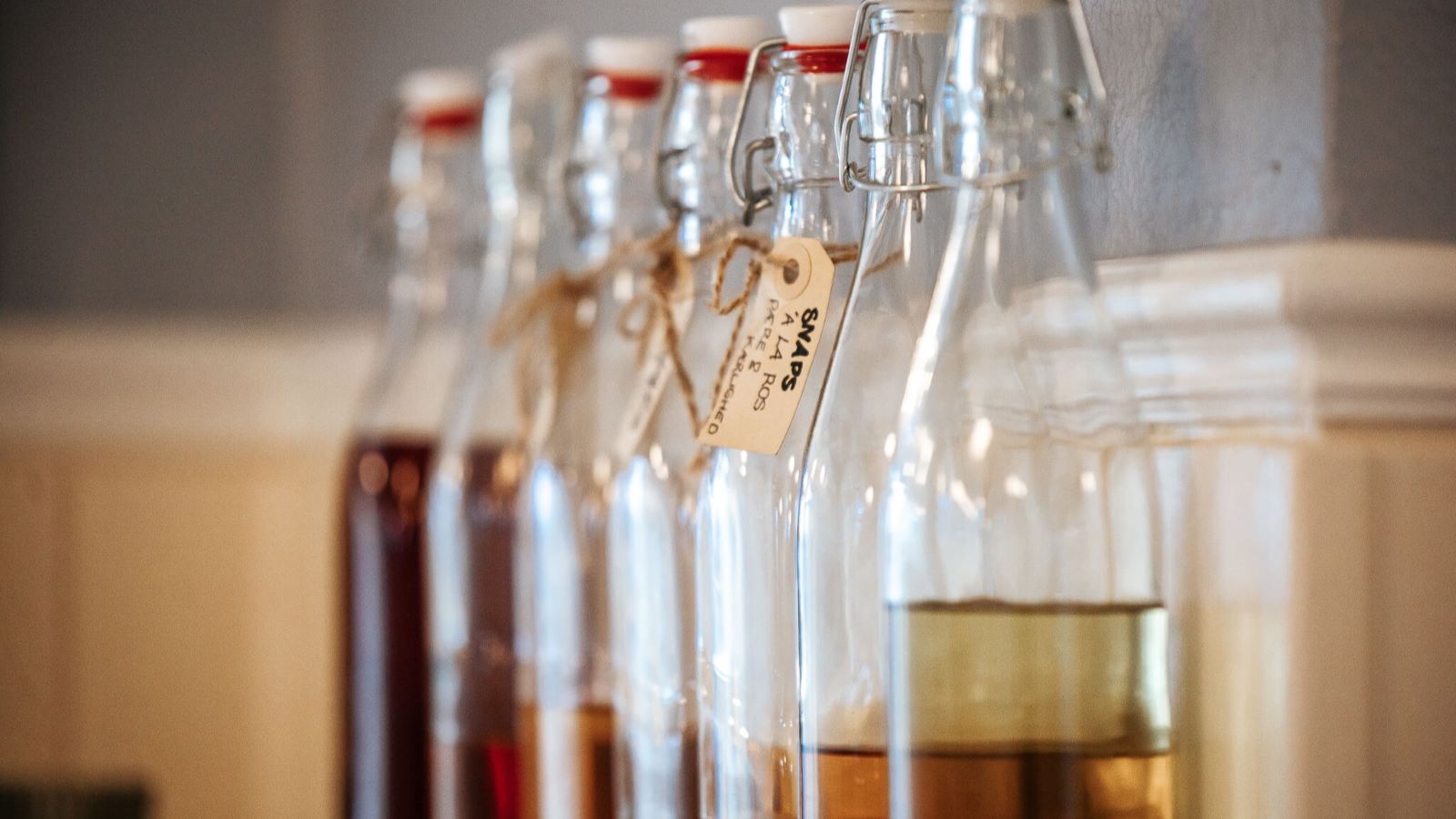 Schnapsflaschen in einer Reihe.