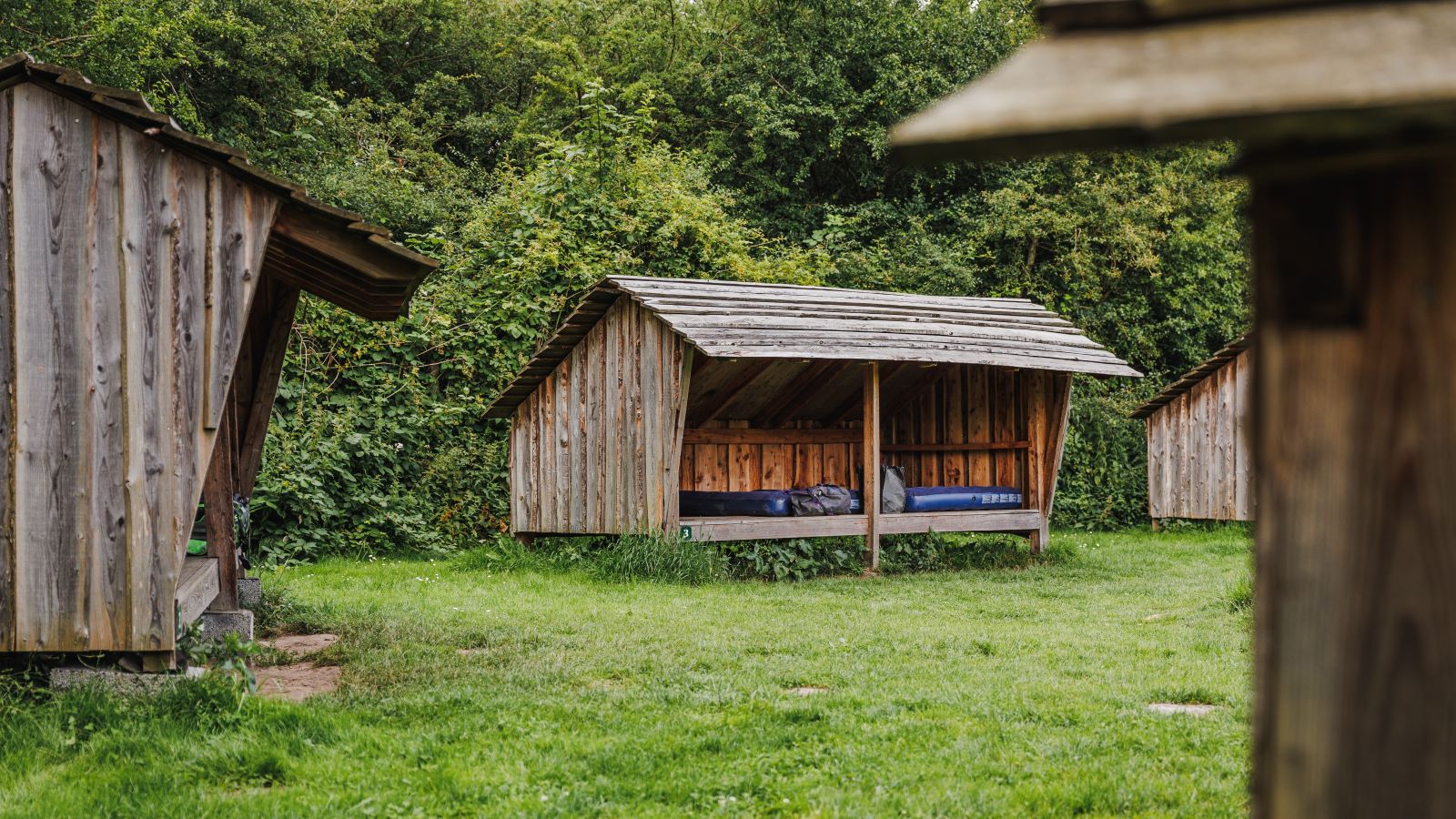 Shelter in Madsbyparken. Inside the shelter, there are a couple of sleeping mats.