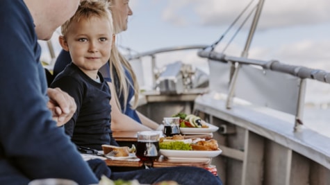 Familie kigger efter marsvin ombord på MS Marianne.