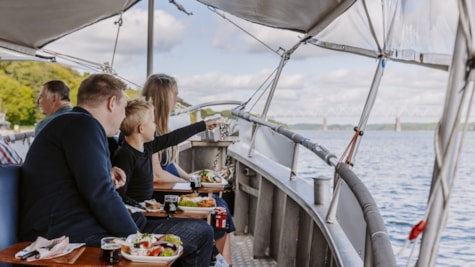 Familie kigger efter marsvin ombord på MS Marianne.