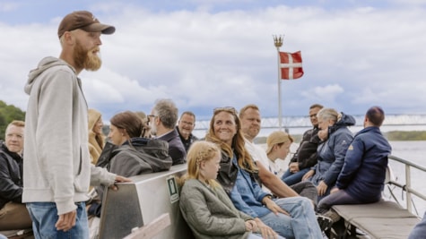 Familier kigger efter marsvin ombord på hvalsafaribåden Mira III.