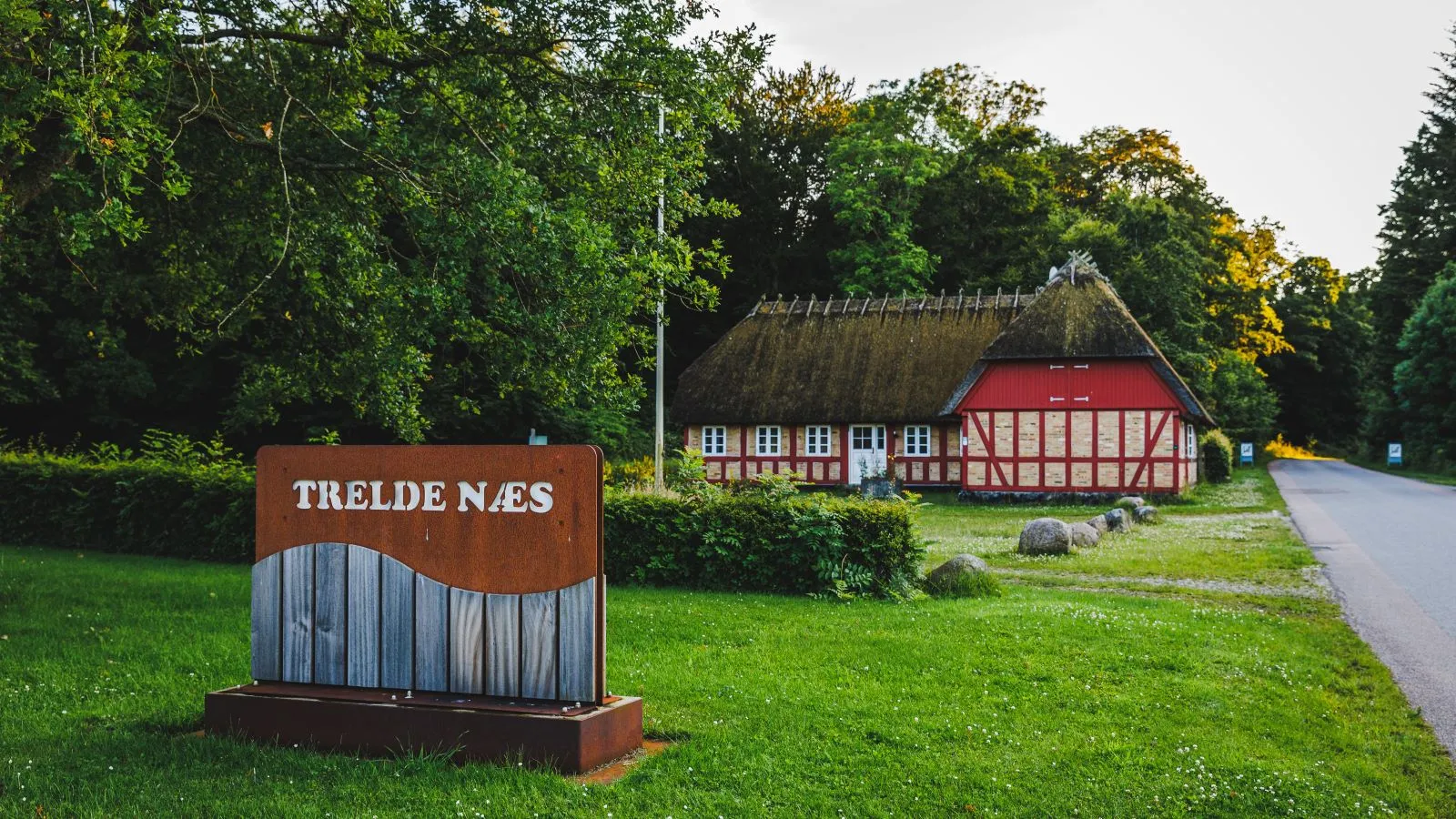 Entrance to Trelde Næs. In the background, an old farm is visible.