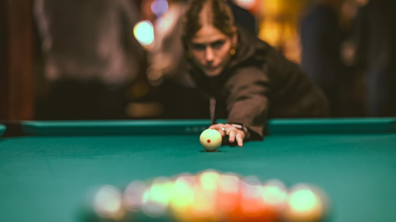 Mädchen spielt Pool