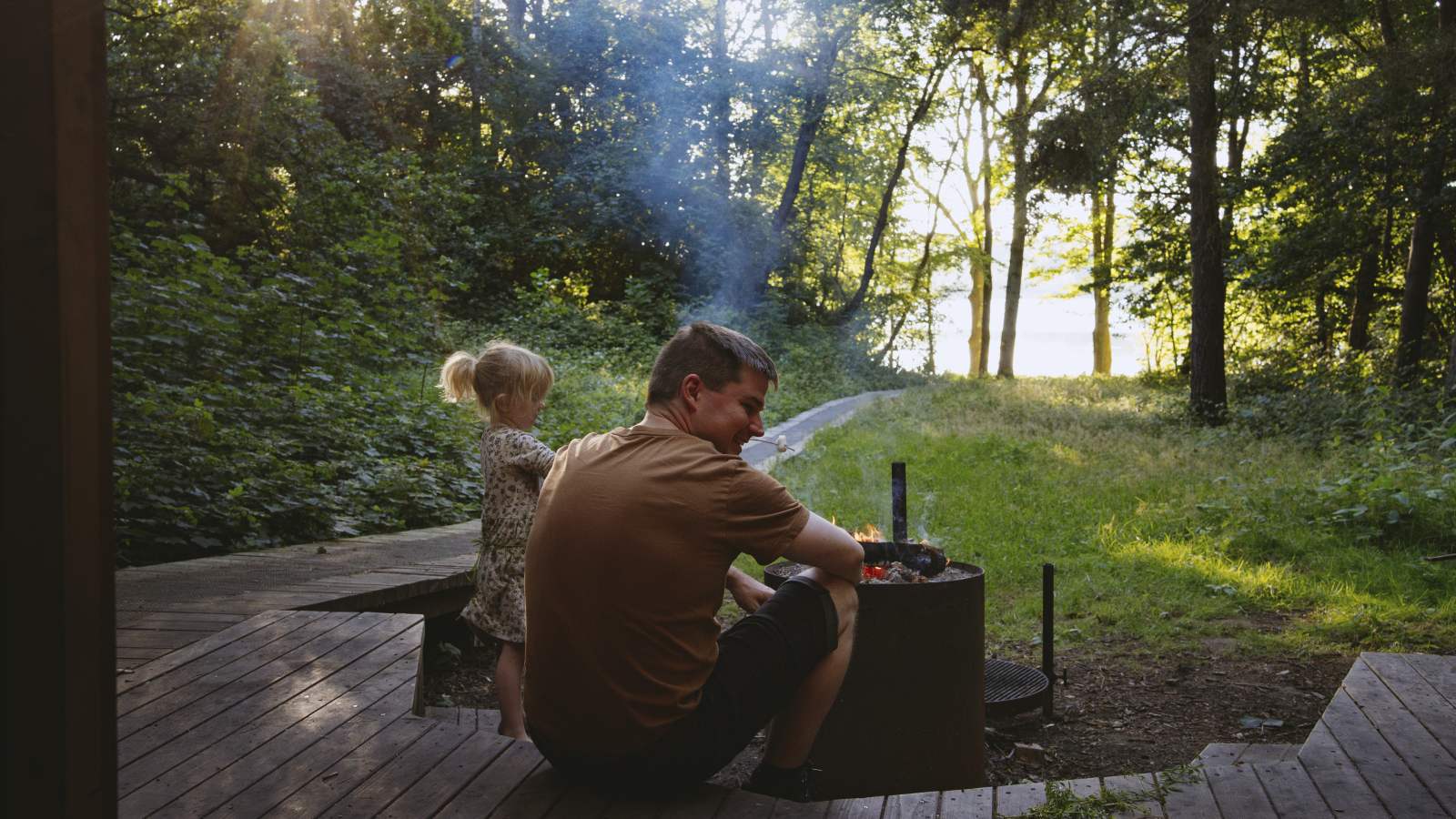 Familie ved shelter ved Rands Fjord