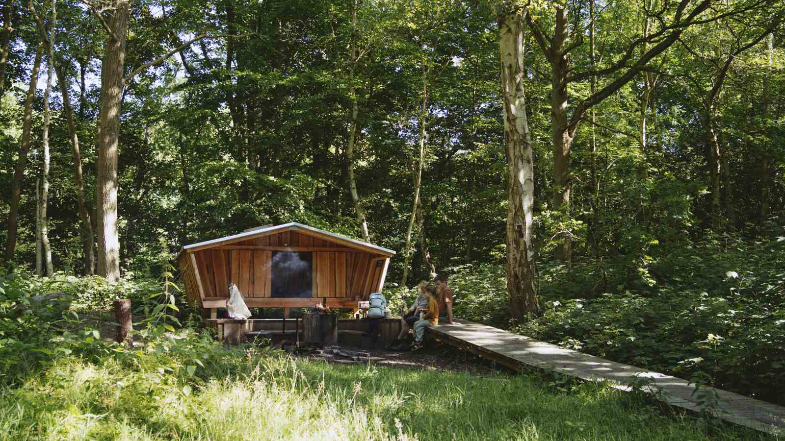 Familie ved shelter ved Rands Fjord