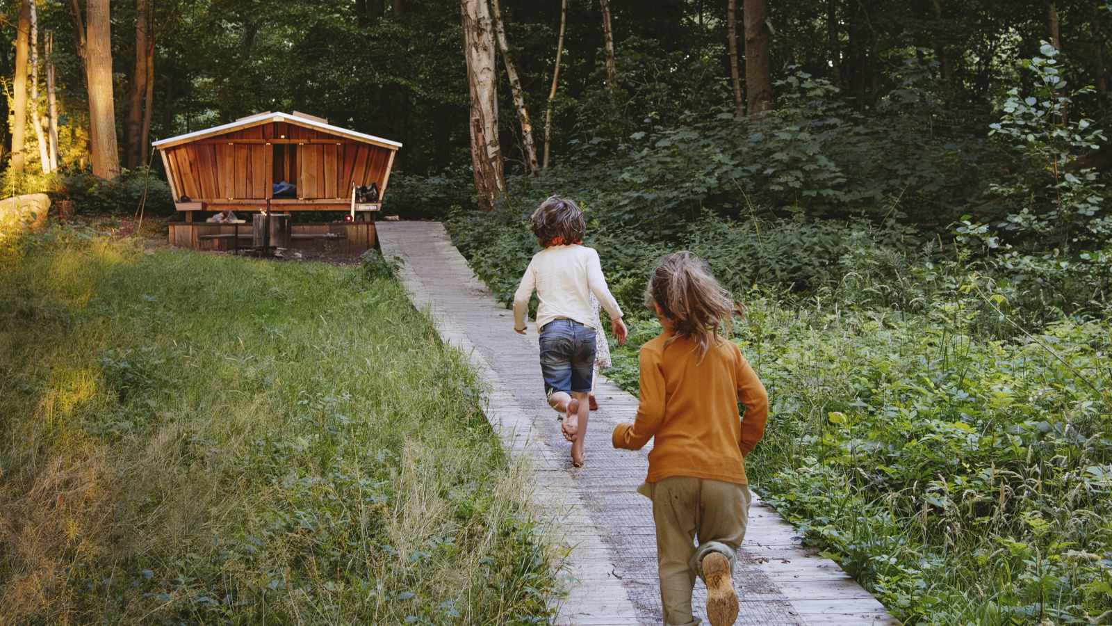 Familie ved shelter ved Rands Fjord