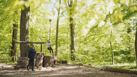Familie leger på naturlegeplads i Fuglsang Skov