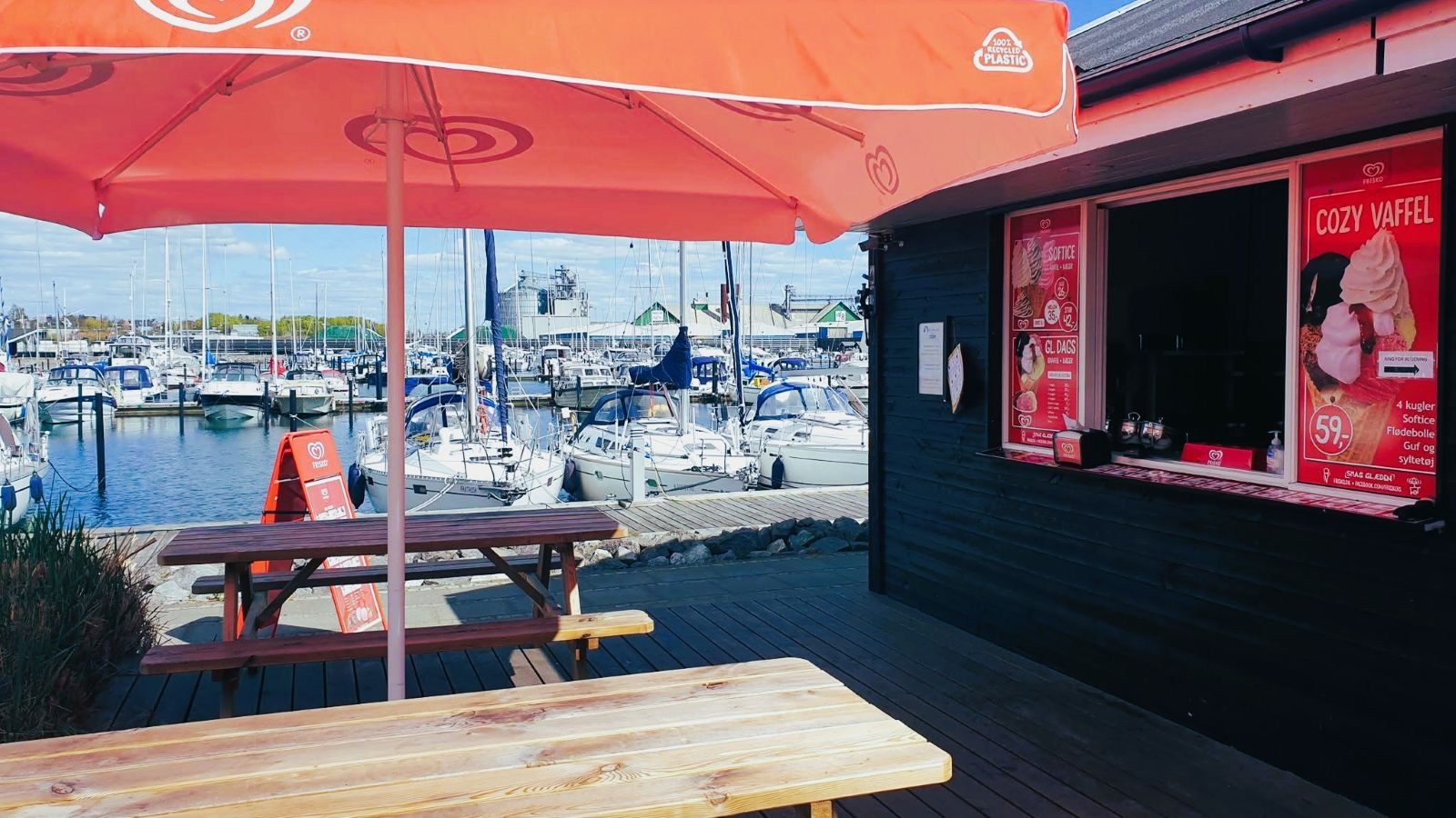 Fru Møllers Eishaus an der Marina Fredericia mit Blick auf den Kleinen Belt
