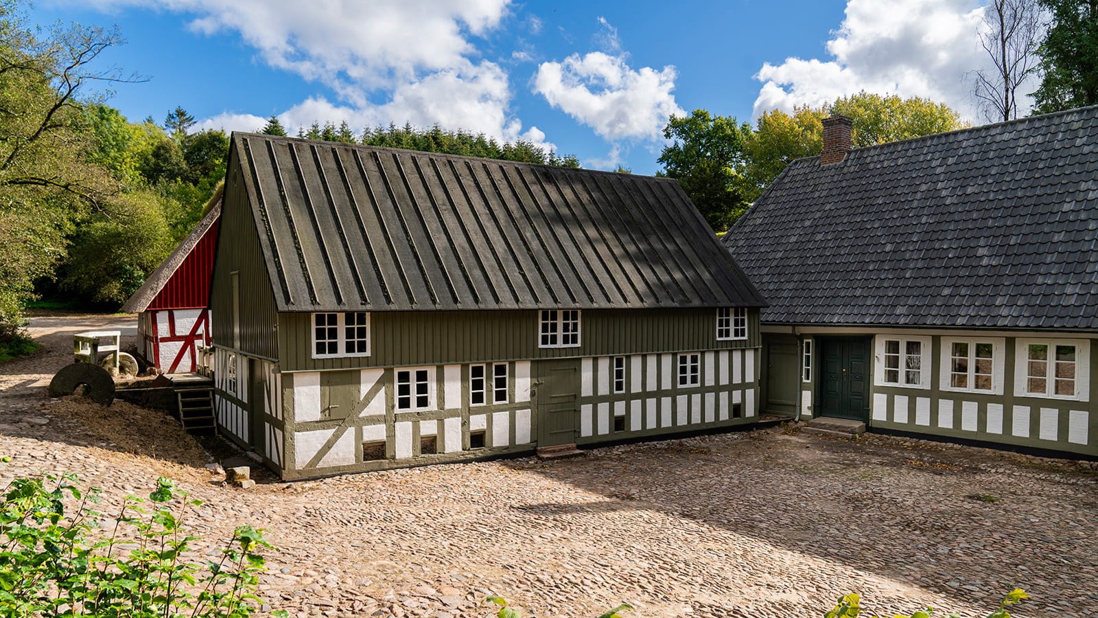Gammelby Mill's farmhouse and farm buildings