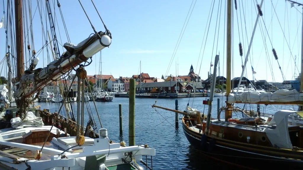 havnefoto gamle træskibe og klokketårn (brian) 576x