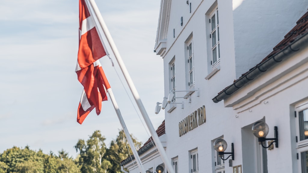 Flag på facade på Brobyværk Kro