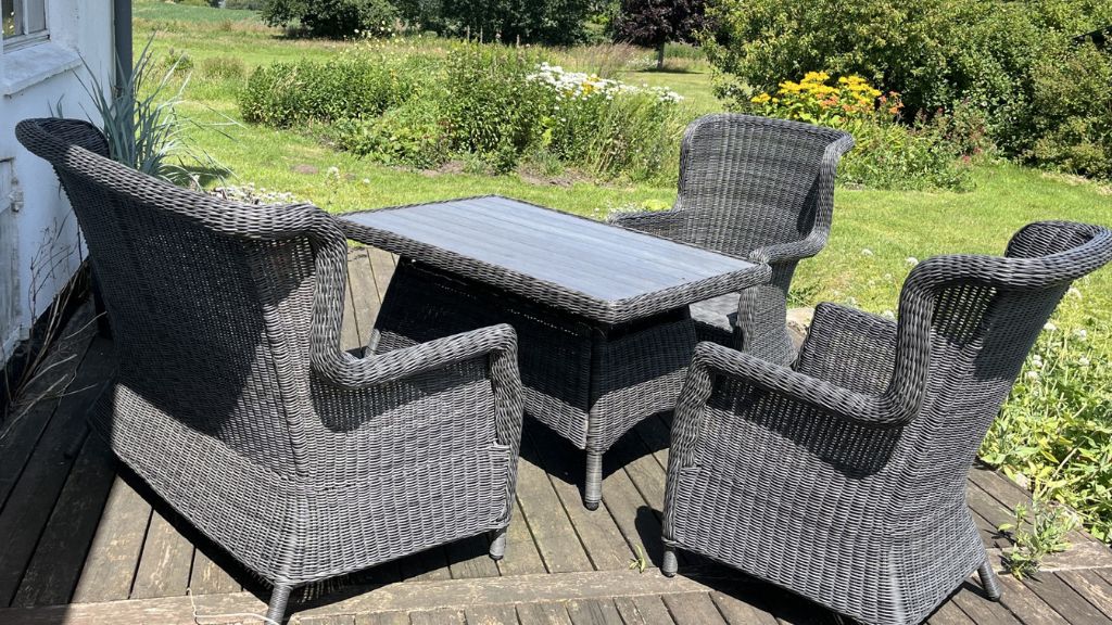 Billede af havebord i haven ved anneks ved Horneland