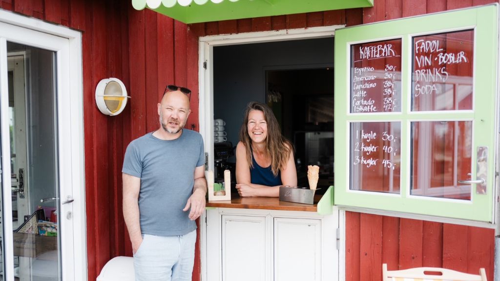 Køb drikkevarer og is gennem ved lugen hos Avernakø Havnecafé