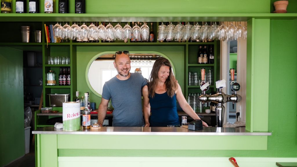 Ejerne står i baren hos Avernakø Havnecafé i Det Sydfynske Øhav
