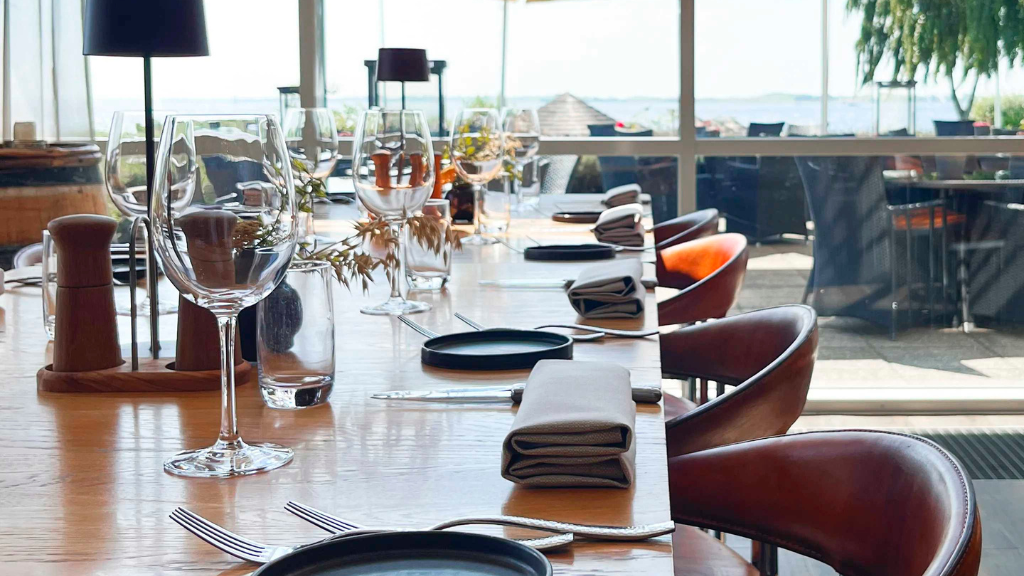 Restaurant Brasseriet på Hotel Faaborg Fjord bordopsætning