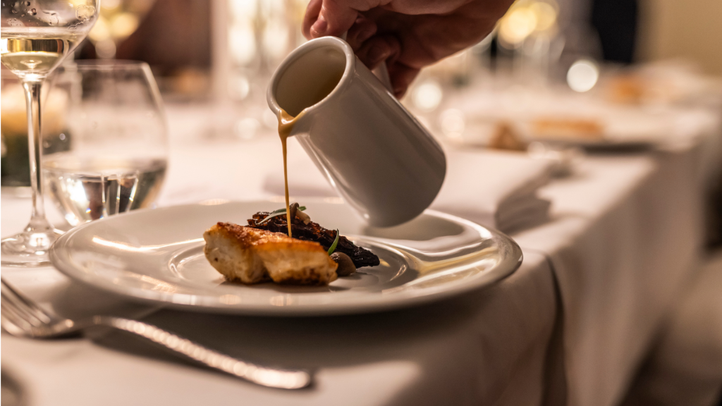 Anretning af tallerken hos Restaurant Havlit på Hotel Faaborg Fjord