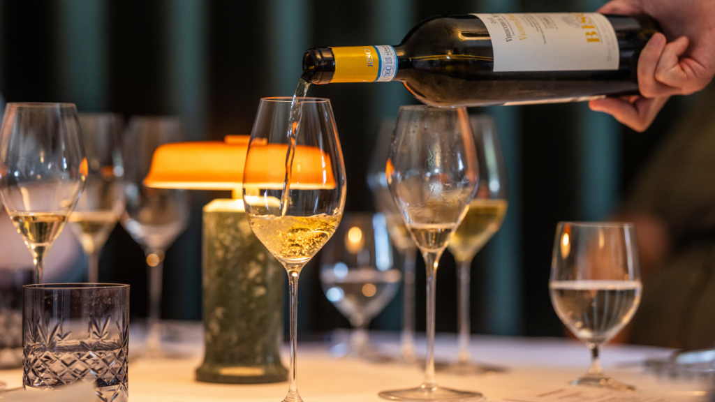 Skænk af vin hos Restaurant Havlit på Hotel Faaborg Fjord