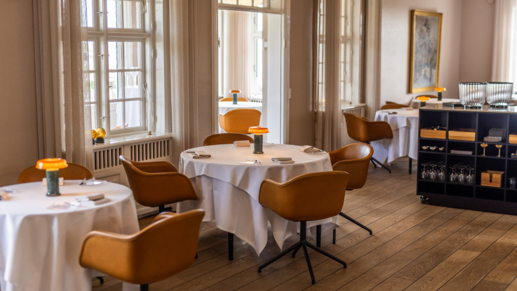 Indendørs servering hos Restaurant Havlit på Hotel Faaborg Fjord