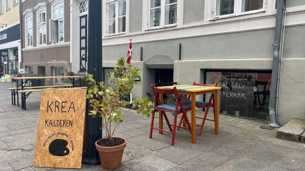 Die Fassade von Krea Kælderen in der Fußgängerzone von Faaborg
