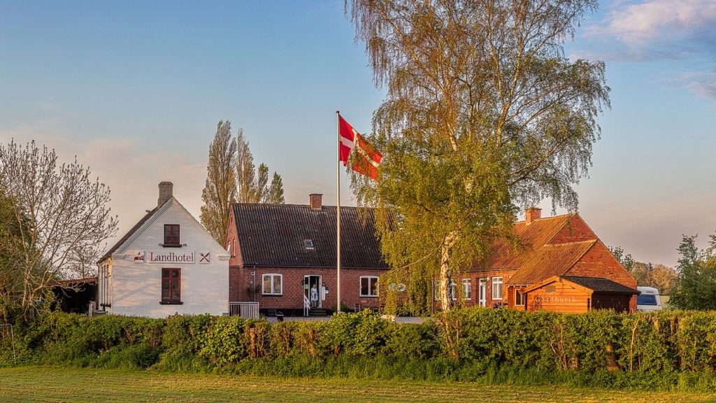 Avernakø Landhotel i aftensolen en forårsdag på Avernakø