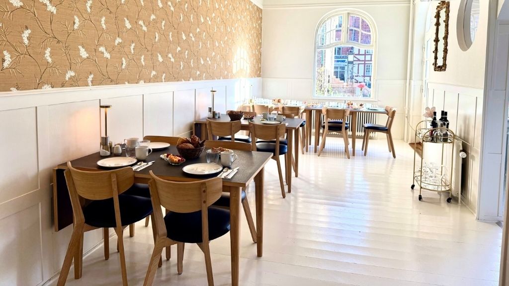 Morgenmadsrestaurant på Hotel Faaborg med store buede vinduer og udsigt til Faaborg.