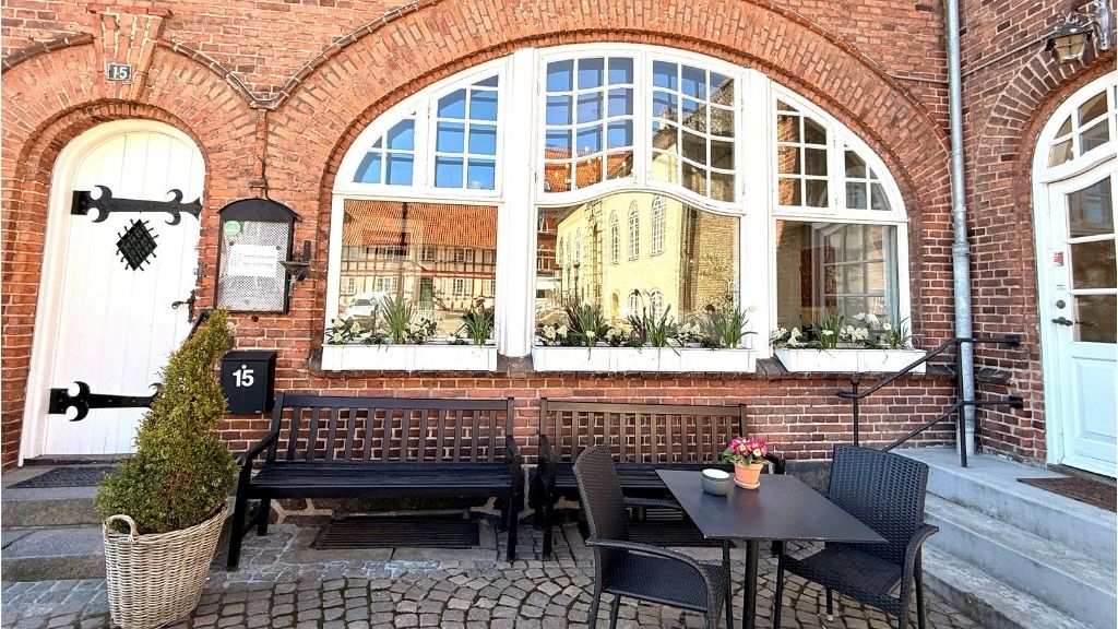Hotel Faaborgs historiske facade med stor buet vinduesfront i Faaborgs gamle bymidte.