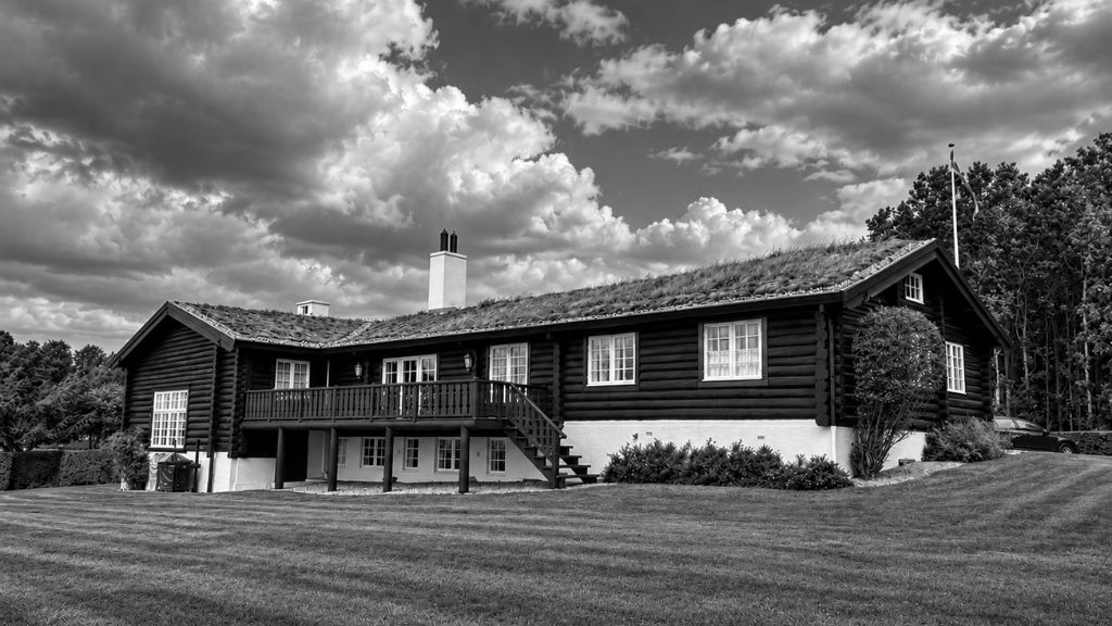 Historisk bjælkehytte Skovreden i Damsbo Skov ved Helnæsbugten