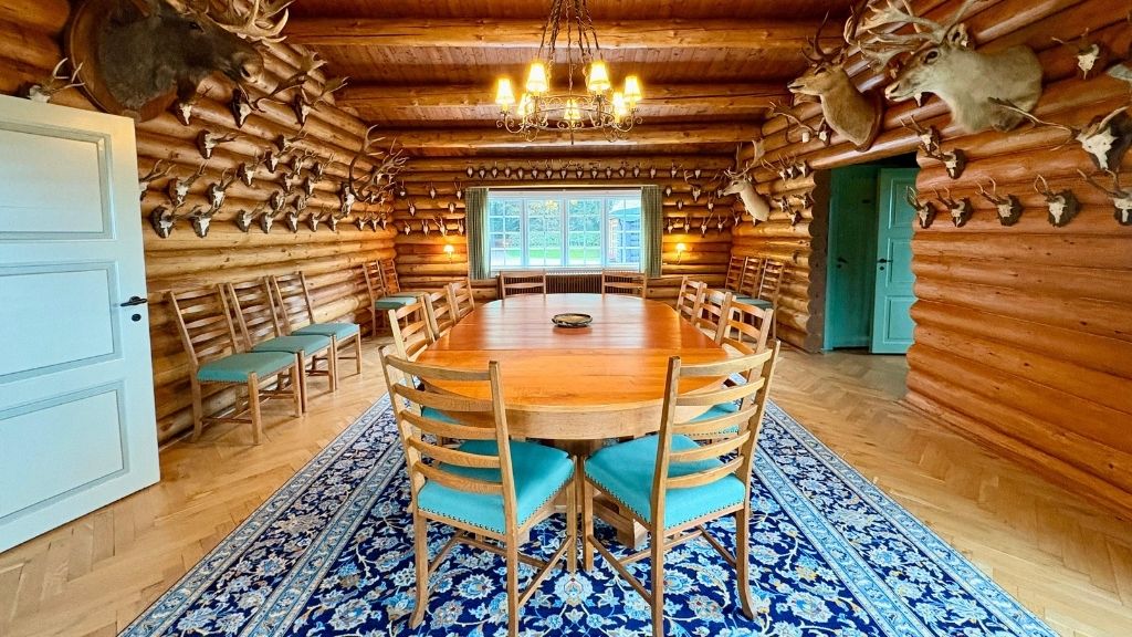 Spisestue med langbord i Skovreden til selskaber og ophold