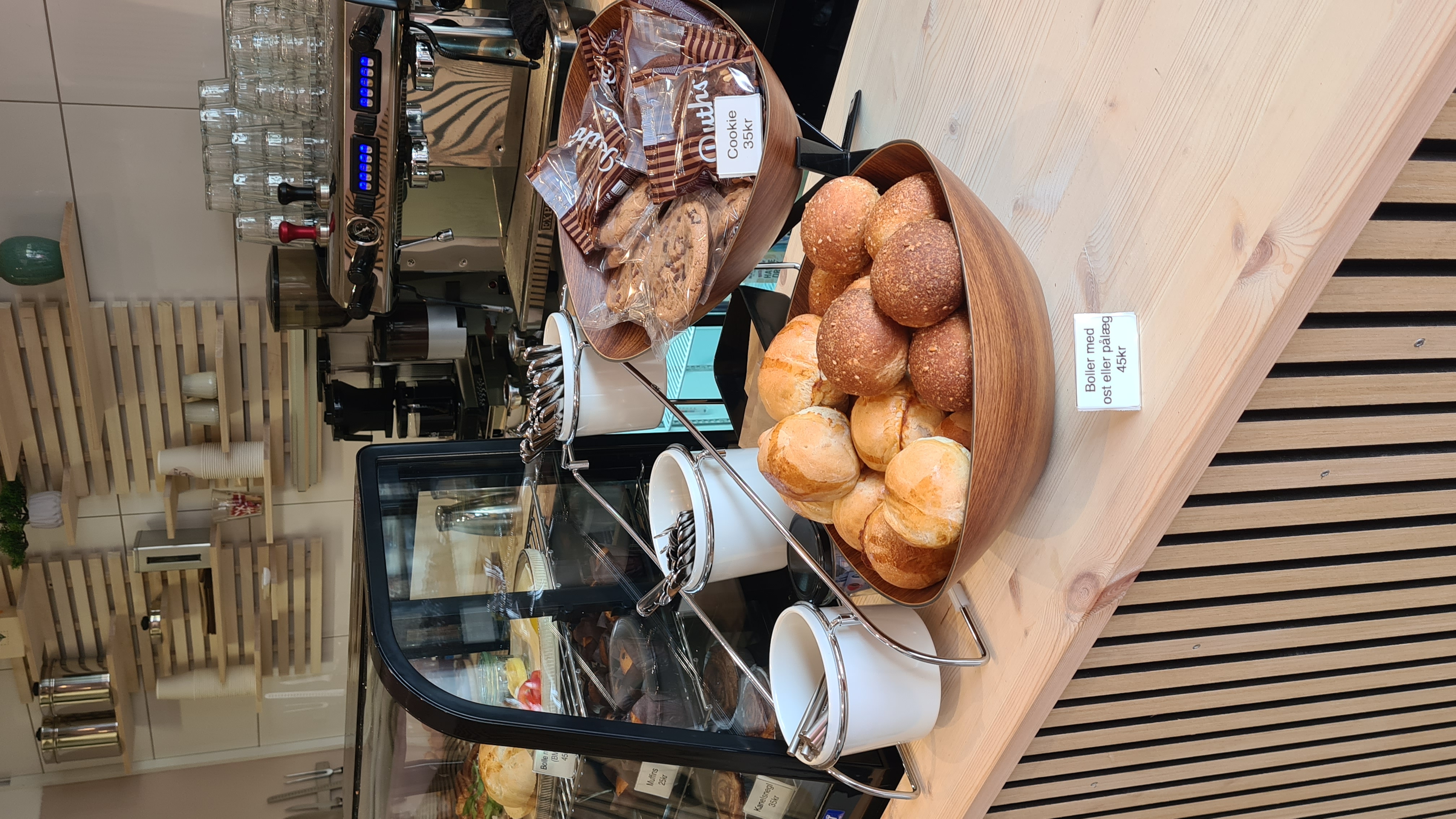Café & bread rolls