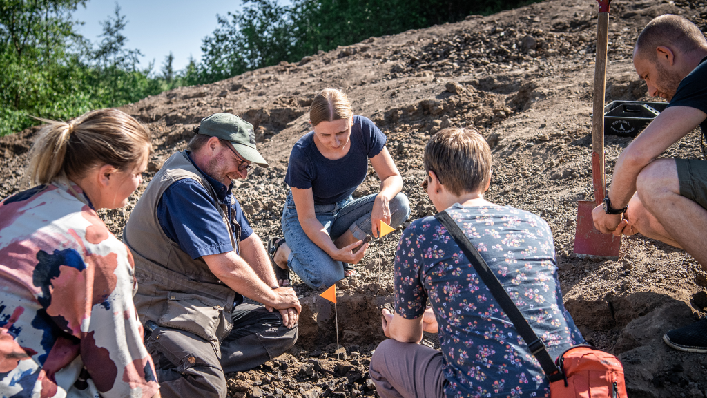 People digging, Gram Clay Pit